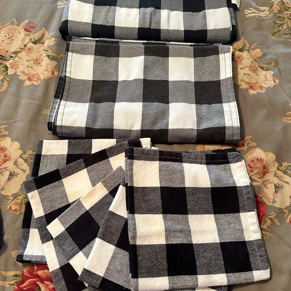 Black and White Checkered Table Linens Set